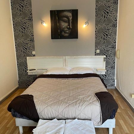 Hotel Auberge Des Charmilles Sainte-Soulle Ruang foto