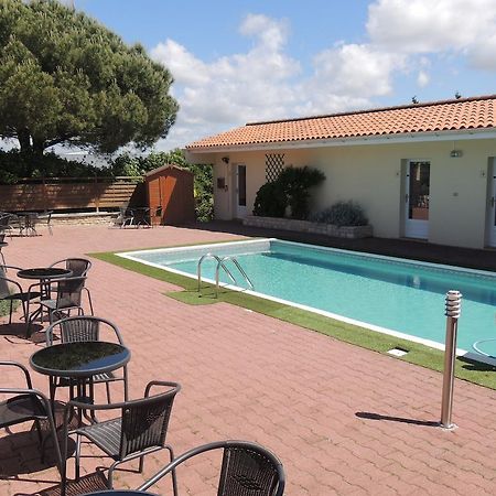 Hotel Auberge Des Charmilles Sainte-Soulle Ruang foto