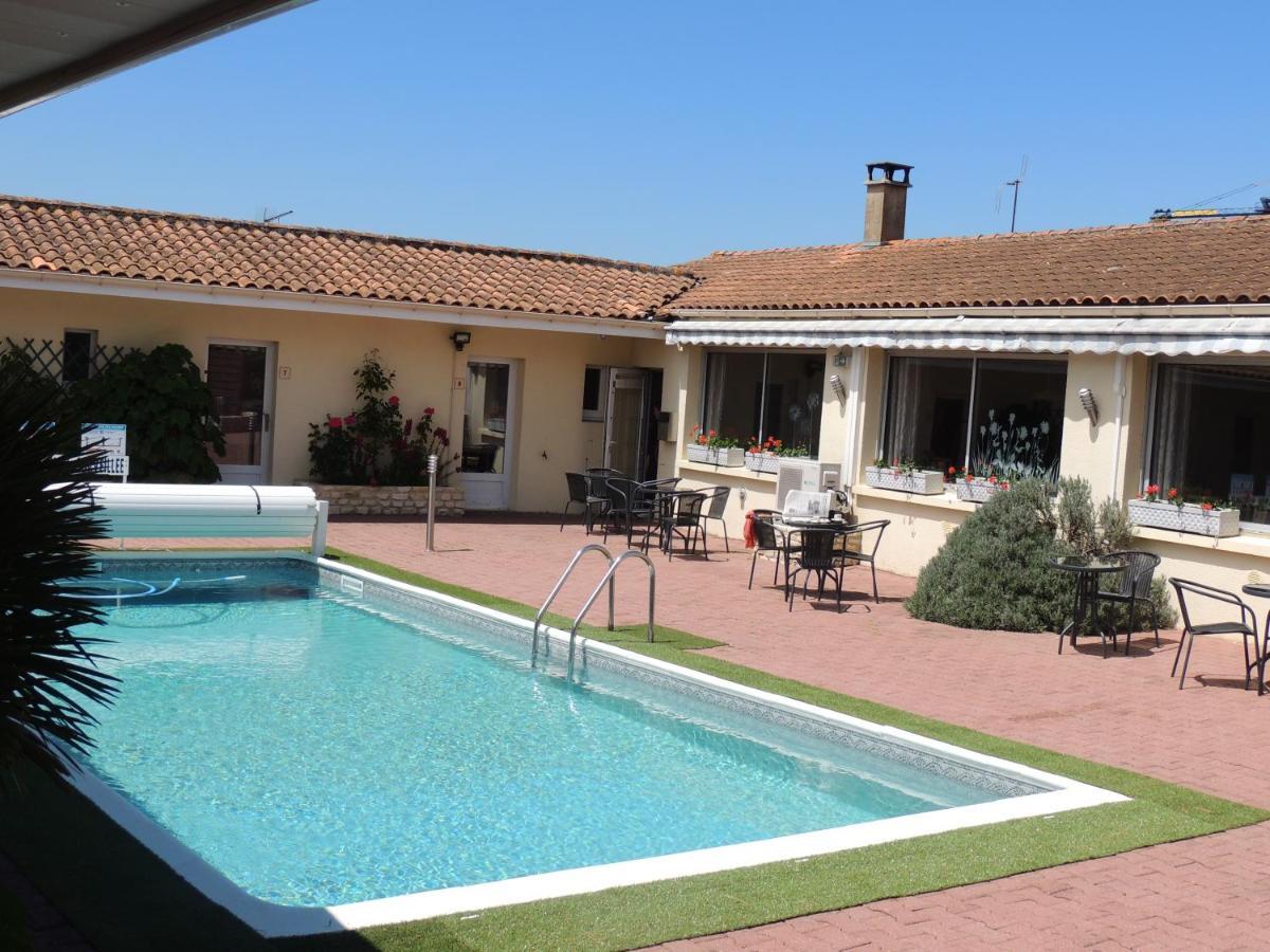 Hotel Auberge Des Charmilles Sainte-Soulle Bagian luar foto