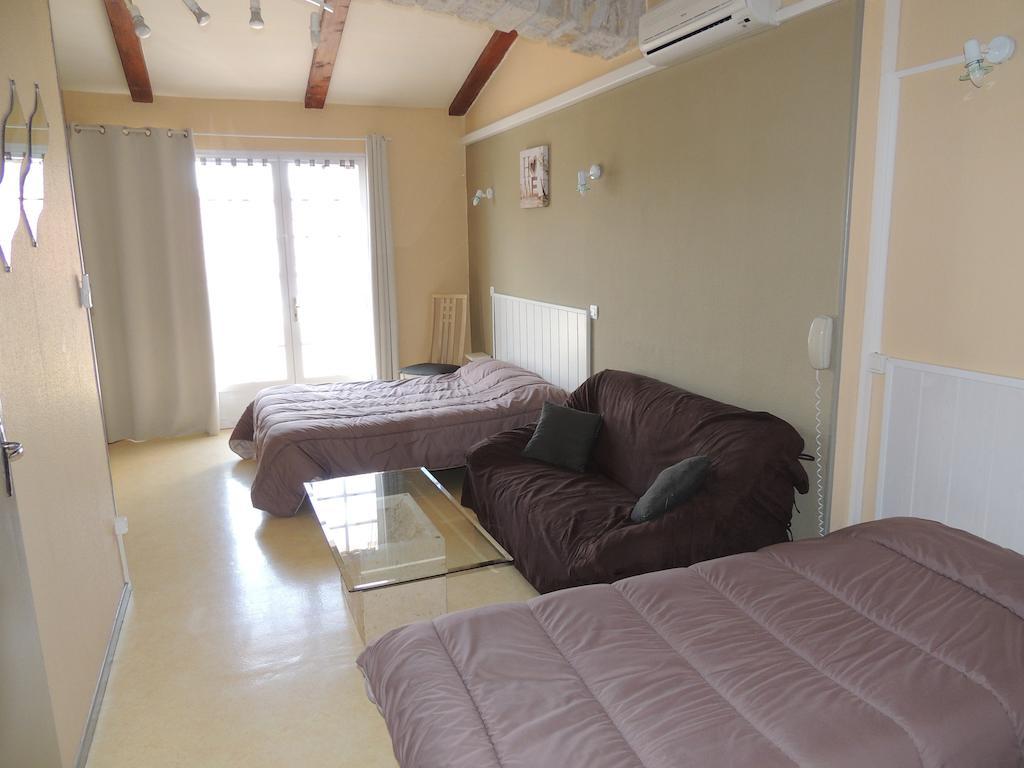 Hotel Auberge Des Charmilles Sainte-Soulle Ruang foto