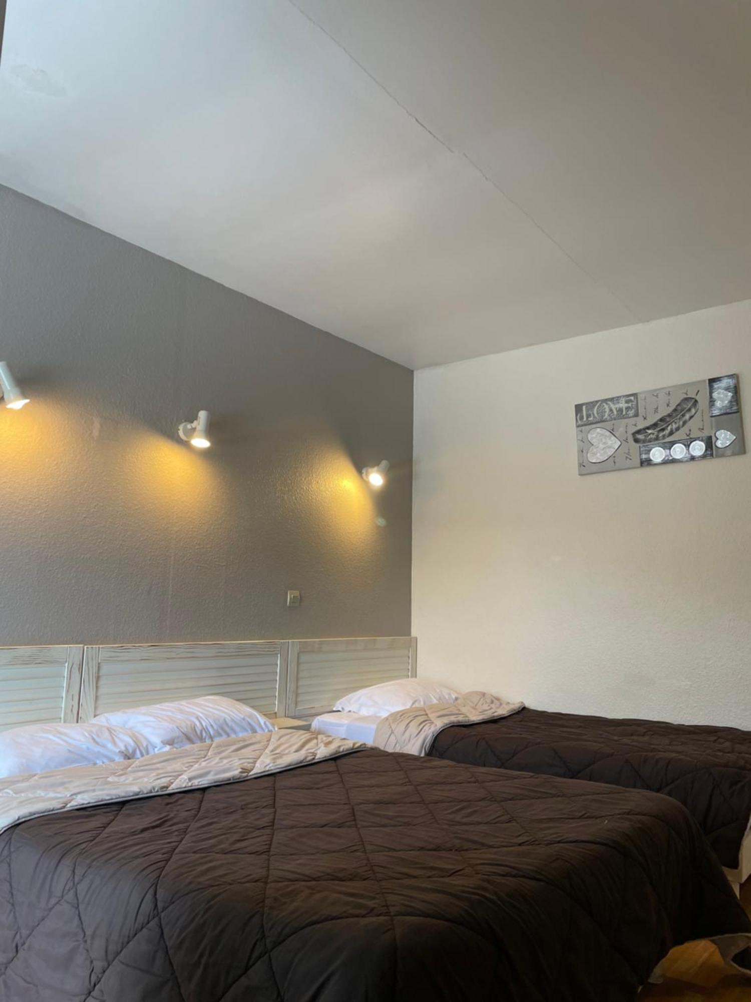 Hotel Auberge Des Charmilles Sainte-Soulle Ruang foto