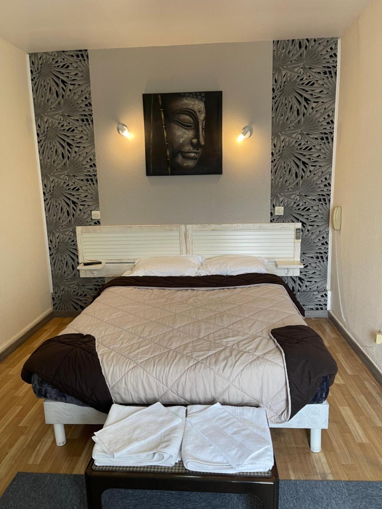 Hotel Auberge Des Charmilles Sainte-Soulle Ruang foto
