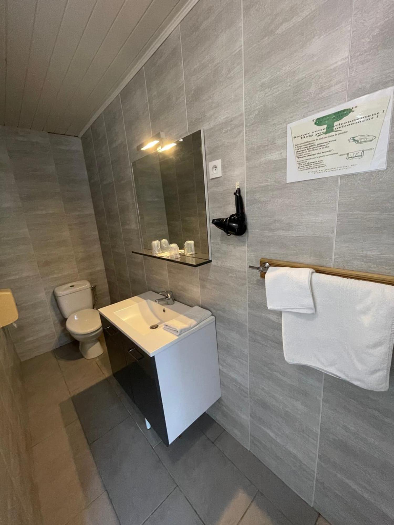 Hotel Auberge Des Charmilles Sainte-Soulle Ruang foto