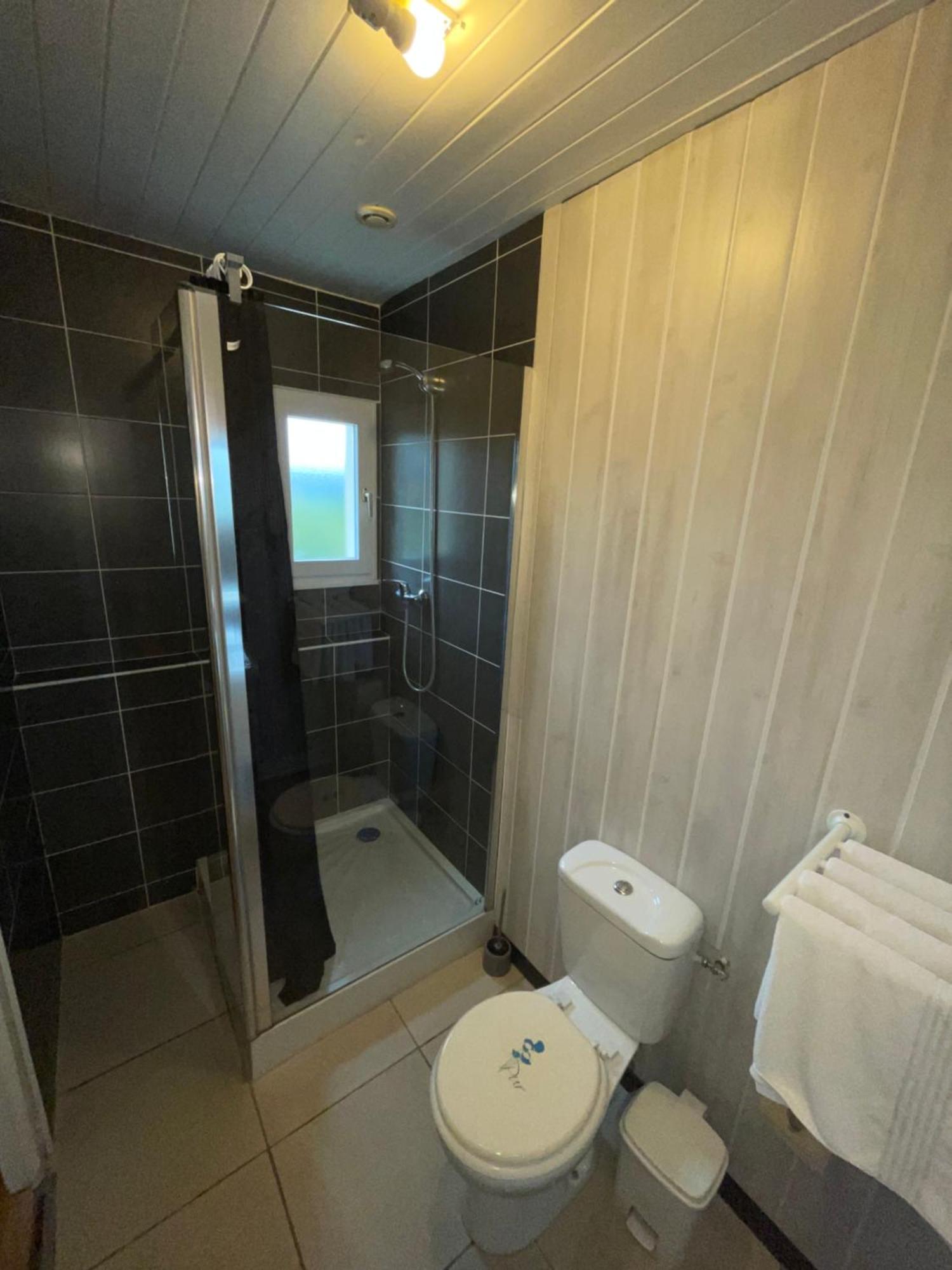 Hotel Auberge Des Charmilles Sainte-Soulle Ruang foto