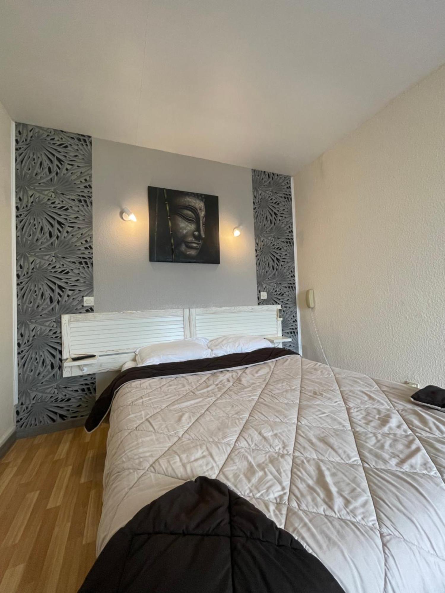 Hotel Auberge Des Charmilles Sainte-Soulle Ruang foto