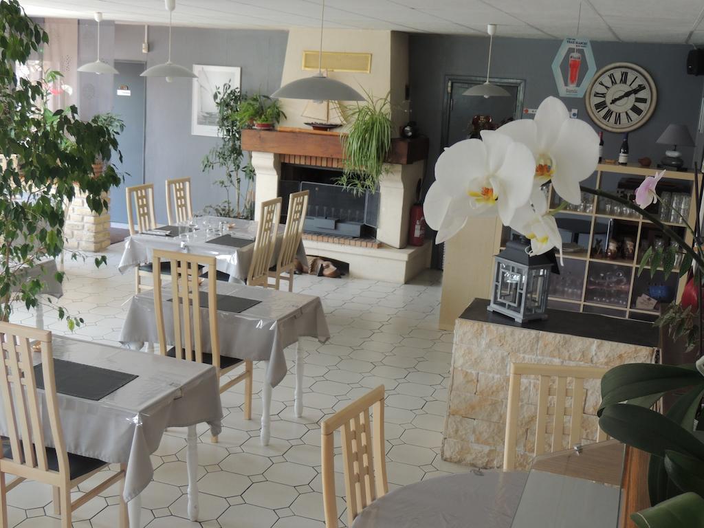 Hotel Auberge Des Charmilles Sainte-Soulle Bagian luar foto