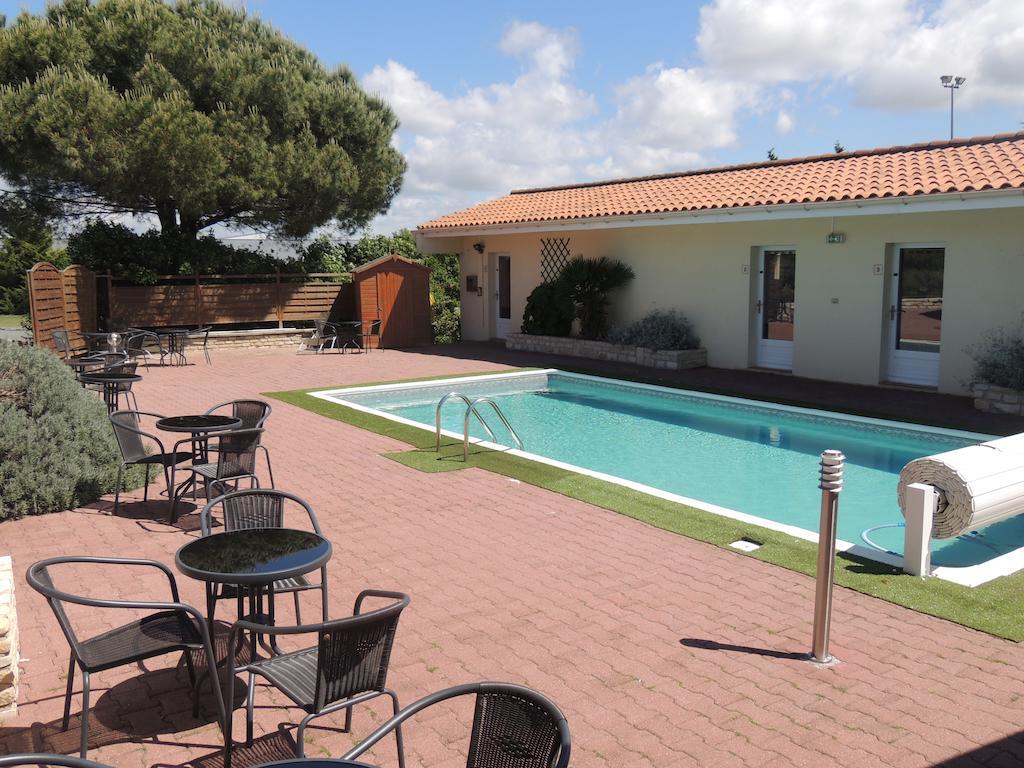 Hotel Auberge Des Charmilles Sainte-Soulle Ruang foto